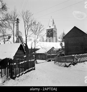 Rothaargebergte Girkhausen en hiver Date : non daté lieu : Allemagne, Girkhausen, Rhénanie-du-Nord-Westphalie, Allemagne de l'Ouest mots clés : images de village, édifices religieux, neige, hiver Banque D'Images