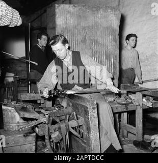 Dans la fabrique de verre Holmegaard soufflantes de verre à l'œuvre dans l'usine Date: Mars 1954 lieu: Danemark, Fensmark mots clés: Outils, verre, souffleuses, industrie du verre, art du verre Banque D'Images