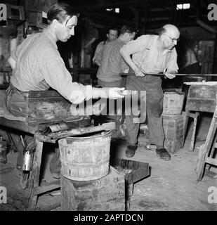 Dans la fabrique de verre Holmegaard soufflantes de verre à l'œuvre dans l'usine Date: Mars 1954 lieu: Danemark, Fensmark mots clés: Outils, verre, souffleuses, industrie du verre, art du verre Banque D'Images