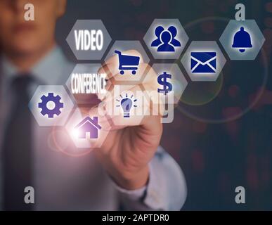 Écriture conceptuelle de la main montrant la visioconférence. Concept signification affichée dans les lieux distants pour les réunions face à face Banque D'Images