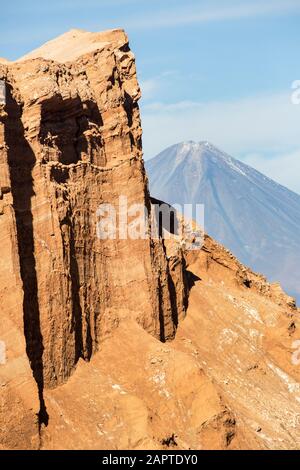 Volcan Licancabur vu de Valle de la Luna, désert d'Atacama. Chili Banque D'Images