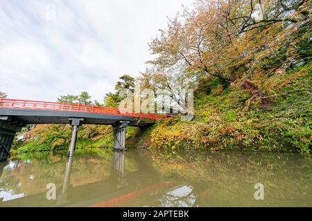 Vue du matin sur la lune entourant le château de Hirosaki à Hirosaki, Japon Banque D'Images