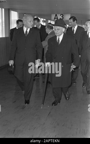 Pipinelis, ministre grec des Affaires étrangères à Schiphol, h. van Tiel Couvels, protocolar principal des Affaires étrangères Date : 16 avril 1968 lieu : Noord-Holland, Schiphol mots clés : Ministres Nom personnel : Pipinelis, P. Banque D'Images