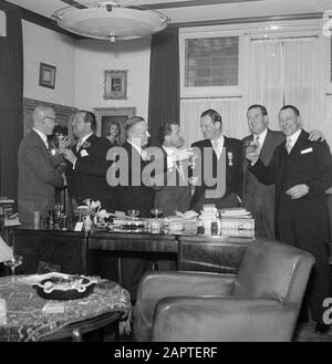 50ème anniversaire usine de cigares Karel I Eindhoven Groupe d'hommes pose avec verre boisson derrière le bureau, 2ème de gauche Jan van Abbe et 3ème de droite Albert van Abbe, les deux directeurs d'usine Date: 1 Janvier 1950 lieu: Eindhoven mots clés: Bureaux, directeurs, boissons, usines, industrie du tabac Nom personnel: Abbe, Albert van, Abbe, Jan van Banque D'Images