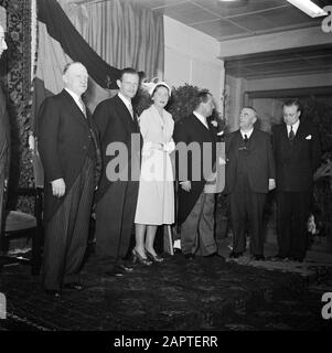 Usine de cigares du 50ème anniversaire Karel i Eindhoven Group hommes et une femme pendant une réception; 2ème et 4ème des directeurs d'usine de gauche Albert et Jan van Abbe Date: 1 janvier 1950 lieu: Eindhoven mots clés: Directeurs, usines, vêtements de fête, réceptions, industrie du tabac Nom personnel: Abbe, Albert van, Abbe, Jan van Banque D'Images