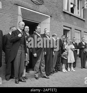 Usine de cigares du 50ème anniversaire Karel I Eindhoven Groupe de personnes et d'enfants, y compris les directeurs d'usine Jan van Abbe (première rangée à gauche) et Albert van Abbe (avant 5 à gauche), écoute de corps de musique Date: 1 Janvier 1950 lieu: Eindhoven mots clés: Directeurs, usines, vêtements de fête, corps musical, industrie du tabac Nom personnel : Abbe, Albert van, Abbe, Jan van Banque D'Images