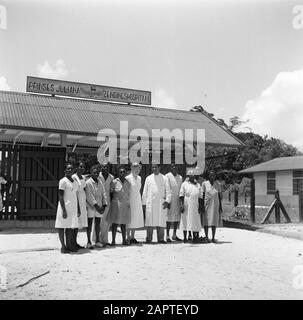 Rendez-vous au Suriname et à la photo du Groupe des Antilles néerlandaises pour le Juliana Shipmentshospitaal de Cable. Dans la soeur du milieu Agaath et le docteur Duurvoort Date: 1947 lieu: Station de câble, Suriname mots clés: Médecins, infirmières, hôpitaux Banque D'Images