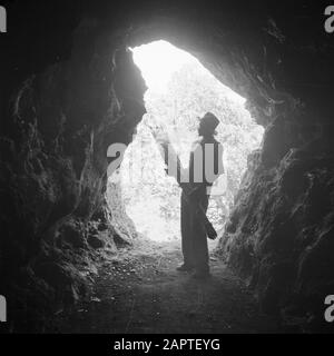 Voyage au Suriname et à la Grotte des Antilles néerlandaises près de Hato sur Curaçao. Porte-torche à l'entrée Date: 1947 lieu: Curaçao mots clés: Grottes, population indigène Banque D'Images