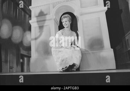 Nederlands: Televisie Weekendshow, Heidi Bruhl Deutsch: Heidi Brühl dans une émission de télévision aux Pays-Bas; Banque D'Images