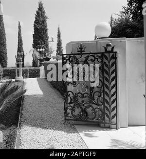 Israël 1964-1965: Haïfa, Fence du Temple Bahai et chemins donnent accès au jardin persan du Temple Bahai (Maison bahá'í du culte) sur les montagnes du Carmel Annotation: Les maisons bahá'íes d'adoration sont destinées à la prière et à la méditation et sont librement accessibles à tous Date: 1964 lieu: Carmel, Haifa, Israël mots clés : Clôtures, chemins, jardins Banque D'Images