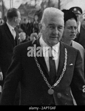 La princesse Christina ouvre le stade de glace Thialf à Heerenveen. Princesse Christina à votre arrivée. Près de son maire H. Huisman van Heerenveen; la princesse Christina ouvre le stade de glace Thialf à Heerenveen. Princesse Christina à votre arrivée. À côté de son maire H. Huisman van Heerenveen; Banque D'Images