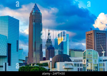 24 septembre 2019 - CLEVELAND, OHIO, États-Unis: Une section de la ville de Cleveland est vue depuis un quai sur Lake Eerie, montrant en évidence la tour de la clé, Banque D'Images