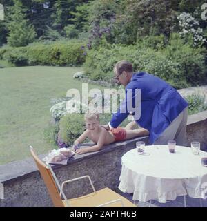 Visite à Icking Hermann Kreisselmeier sur une terrasse avec un fils Date: Mai 1964 lieu: Bavière, Allemagne mots clés: Familles, terrasses Nom personnel: Kreisselmeier, Hermann Banque D'Images