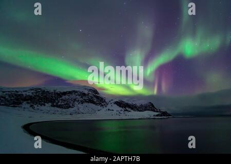 Lumière intense du Nord, Aurora Borealis dans une baie près de Honningsvag et de Nordkapp, North Cape, Finnmark, Norvège, Europe Banque D'Images