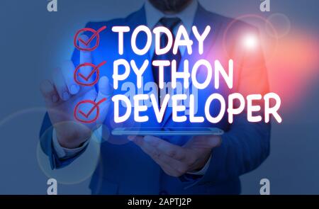 Note d'écriture montrant Python Developer. Concept métier responsable de l'écriture de la logique d'application Web côté serveur Banque D'Images