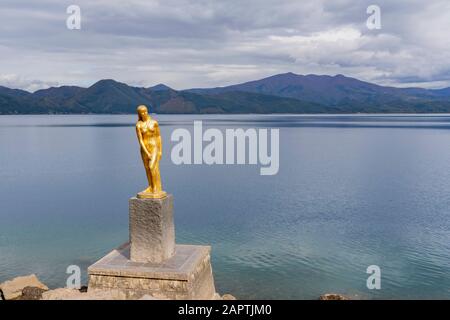 Statue de Tatsuko dans le lac Tazawako à Akita, Japon Banque D'Images