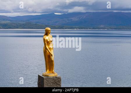 Statue de Tatsuko dans le lac Tazawako à Akita, Japon Banque D'Images