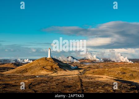 Phare de Reykjanes, le plus ancien phare d'Islande, sur la colline de Baejarfell, péninsule de Reykjanes; Islande Banque D'Images