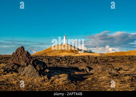 Phare de Reykjanes, le plus ancien phare d'Islande, sur la colline de Baejarfell, péninsule de Reykjanes; Islande Banque D'Images