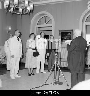 Antilles néerlandaises et Suriname au moment de la visite royale de la Reine Juliana et du Prince Bernhard en 1955, Le couple royal entend le discours de M. Alvarz Correa à la réception de la Gouvernementspaleis à Willemstad. Gouverneur gauche Struycken et à droite le Ministre Président des Antilles Efrain Jonckheer Date: 18 octobre 1955 lieu: Curaçao, Antilles néerlandaises, Willemstad mots clés: Visites royales, microphones, réceptions Nom personnel: Alvarez Correa, J., Bernhard (prince Pays-Bas), Jonckheer, Efrain, Juliana (Queen Pays-Bas), Struycken, A.M. Banque D'Images