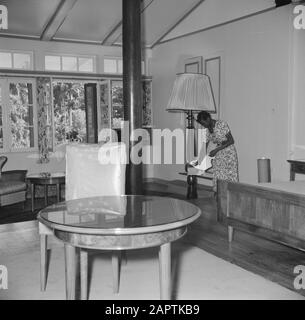 Antilles néerlandaises et Suriname au moment de la visite royale de la Reine Juliana et du Prince Bernhard en 1955, le départ royal est nettoyé Date : 1er octobre 1955 lieu : Paramaribo, Suriname mots clés : intérieurs Banque D'Images