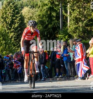 Cycliste autrichien (Tazreiter) en montée, en compétition en course à vélo et surveillé par des supporters - UCI World Championships, Harrogate, GB, UK. Banque D'Images