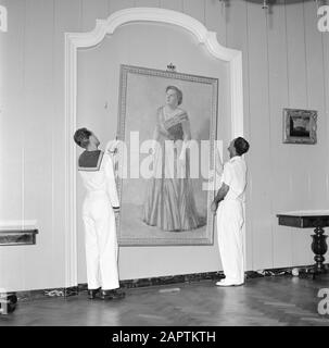 Antilles néerlandaises et Suriname au moment de la visite royale de la Reine Juliana et du Prince Bernhard en 1955 avec un portrait de la Reine Juliana dans la résidence royale de fort Amsterdam à Willemstad Annotation: La peinture a été réalisée en 1955 par Otto B. de Kat Date: Octobre 1955 lieu: Curaçao, Willemstad mots-clés: Intérieurs, marins, personnel, portraits Nom personnel:, Juliana (Reine Pays-Bas), Kat, Otto B. de Banque D'Images