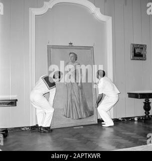 Antilles néerlandaises et Suriname au moment de la visite royale de la Reine Juliana et du Prince Bernhard en 1955 avec un portrait de la Reine Juliana dans la résidence royale de fort Amsterdam à Willemstad Annotation: La peinture a été réalisée en 1955 par Otto B. de Kat Date: Octobre 1955 lieu: Curaçao, Willemstad mots-clés: Intérieurs, marins, personnel, portraits Nom personnel:, Juliana (Reine Pays-Bas), Kat, Otto B. de Banque D'Images