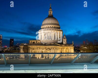 Cathédrale Saint-Paul au crépuscule ; Londres, Angleterre Banque D'Images