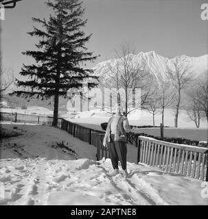 Hiver au Tyrol Hilde Eschen pose dans la neige avec en arrière-plan les montagnes Karwendel Date: Janvier 1960 lieu: Autriche, Sistrans, Tyrol mots clés: Montagnes, paysages, neige, vacances, randonnée pédestre, hiver Nom personnel: Echen, Hilde Banque D'Images