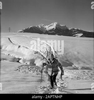 Hiver au Tyrol Hilde Eschen promenades dans la neige avec en arrière-plan les montagnes Karwendel Date: Janvier 1960 lieu: Autriche, Sistrans, Tyrol mots clés: Montagnes, paysages, neige, vacances, randonnée pédestre, hiver Nom personnel: Echen, Hilde Banque D'Images