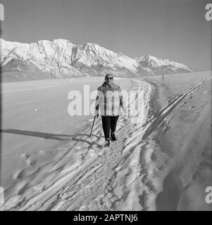 Hiver au Tyrol Hilde Eschen promenades dans la neige avec en arrière-plan les montagnes Karwendel Date: Janvier 1960 lieu: Autriche, Tyrol mots clés: Montagnes, paysages, neige, vacances, randonnée pédestre, hiver Nom personnel: Poll-Echen, Hildegard du Banque D'Images