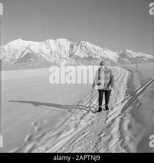 Hiver au Tyrol Hilde Eschen promenades dans la neige avec en arrière-plan les montagnes Karwendel Date: Janvier 1960 lieu: Autriche, Sistrans, Tyrol mots clés: Montagnes, paysages, neige, vacances, randonnée pédestre, hiver Nom personnel: Echen, Hilde Banque D'Images