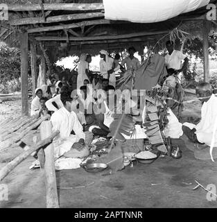 Voyage au Suriname et aux Antilles néerlandaises cérémonie sacrificielle hindoue dans la Nouvelle Nickerie Date: 1947 lieu: Nouvelle Nickerie, Suriname mots clés: Croyants, religion Banque D'Images