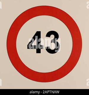 Illustration des Straßenverkehrszeichens 'maximum Geschwindigkeit 43 km/h' Banque D'Images