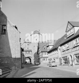 Hohenloher Land Main Street avec porte d'entrée de Langenburg Date: 1954 lieu: Bade-Wurtemberg, Allemagne, Langenburg, Allemagne de l'Ouest mots clés: Portes, sculptures de ville, tours Banque D'Images