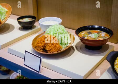 faux menu de plats en plastique dans la fenêtre du restaurant asiatique - Banque D'Images