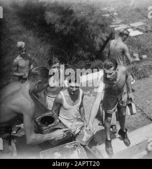 Cuisine avant et voiture de cantine (art. W.B.) Dans les zones extérieures un repas est distribué Date: 1947/01/01 lieu: Indonésie, Pays-Bas East Indies Banque D'Images