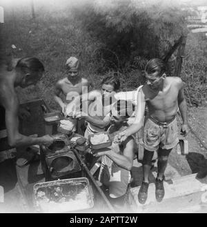 Cuisine avant et voiture de cantine (art. W.B.) Dans les zones extérieures un repas est distribué Date: 1947/01/01 lieu: Indonésie, Pays-Bas East Indies Banque D'Images