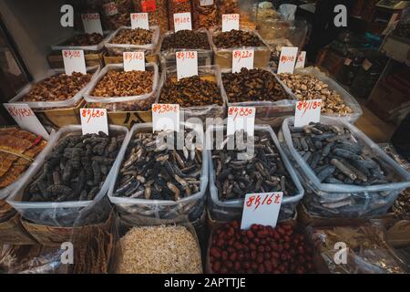 vente de concombres de mer et de produits alimentaires séchés à base d'ohter sur le marché - Banque D'Images