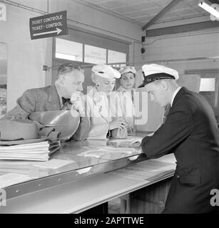 Publicité KLM Check-in à un bureau KLM Date : 1950 lieu : Schiphol mots clés : voyageurs, aéroports, employés Banque D'Images