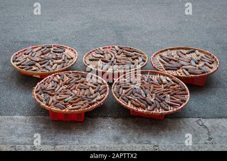 services de driing de concombres de mer sur le marché de la rue à vendre - Banque D'Images