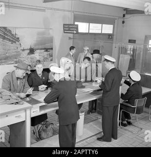 Publicité KLM Check-in à un bureau KLM Date : 1950 lieu : Schiphol mots clés : voyageurs, aéroports, employés Banque D'Images