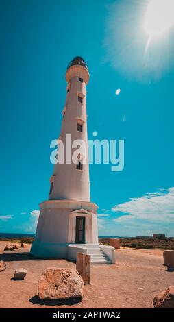 Phare De Californie À Noord, Aruba. Image du soleil glaring du phare. Banque D'Images