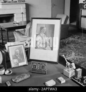 La famille royale du Soestdijk Palace a encadré des photos de portraits sur le bureau dans l'étude du prince Bernhard Datum: {CA. 1947} lieu : Baarn, Utrecht (province) mots clés : Queens, maison royale, portraits, princes Nom personnel : van Lippe-Biesterfeld, Bernhard (prince Pays-Bas), Wilhelmina (Queen Pays-Bas) Banque D'Images