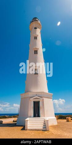 Phare De Californie À Noord, Aruba. Image du soleil glaring du phare. Banque D'Images