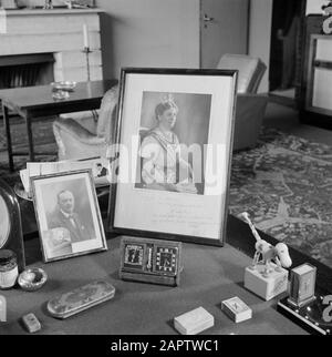 La famille royale du Soestdijk Palace encadrée photo de portrait commandée par la reine Wilhelmina et photo de son père sur le bureau du Prince Bernhard Date: {CA. 1947} lieu : Baarn, Utrecht (province) mots clés : Queens, maison royale, portraits, princes Nom personnel : van Lippe-Biesterfeld, Bernhard (prince Pays-Bas), Wilhelmina (Queen Pays-Bas) Banque D'Images