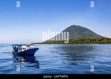 Bateau de plongée avec Manado Tua en arrière-plan, Parc National Marin de Bunaken ; Nord Sulawesi, Indonésie Banque D'Images