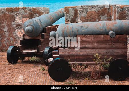 Fort Beekenburg À Curaçao. De vieux canons vintage se dérouillent dans le fort. Banque D'Images