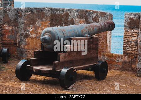 Fort Beekenburg À Curaçao. De vieux canons vintage se dérouillent dans le fort. Banque D'Images